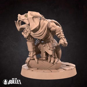 May include: A detailed miniature figurine of a humanoid lizard wearing a hooded cloak and armor. The figurine is posed in a crouched position, with its head tilted back and its mouth open in a roar. The figurine is painted in a light brown color and is set on a circular base.