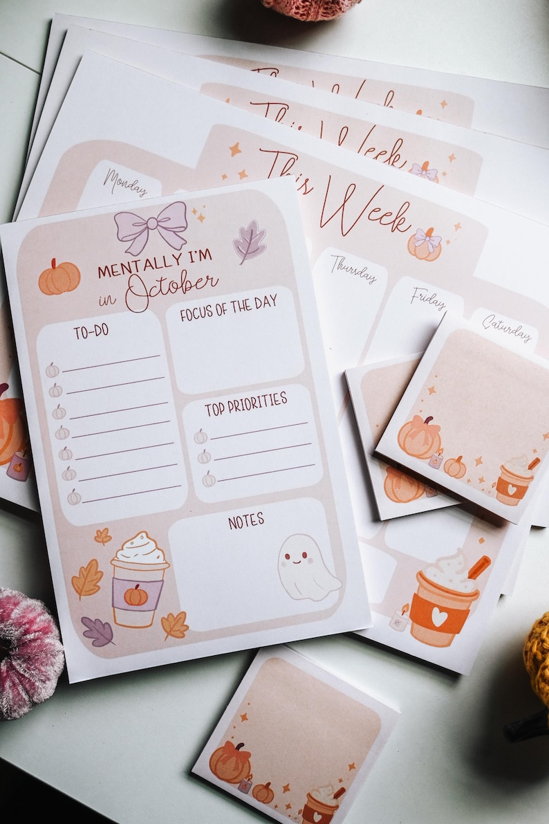Pu&ograve; includere: Un set di planner cartacei e foglietti adesivi a tema autunnale con zucche, foglie, un fantasma e una tazza di caff&egrave;. Il planner include sezioni per To-Do, Focus of the Day, Top Priorities e Notes, con il testo Mentally I'm in October.