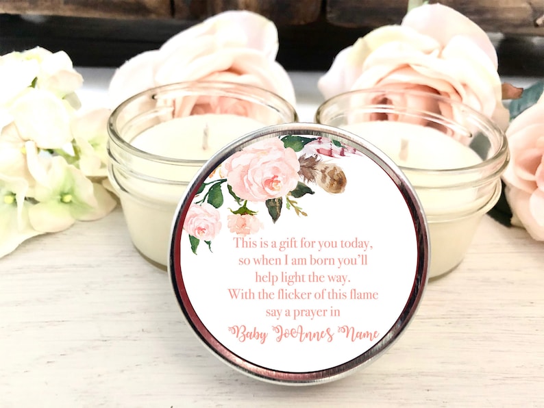 Puede incluir: Una peque&ntilde;a vela de vidrio en un frasco con una etiqueta de dise&ntilde;o floral. La etiqueta tiene el texto "This is a gift for you today, so when I am born you'll help light the way. With the flicker of this flame say a prayer in Baby JoeAnnes Name."