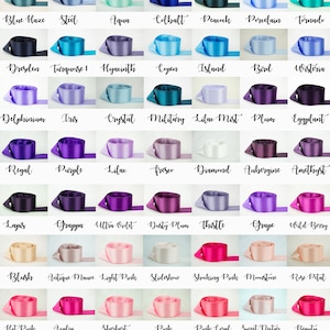 Pode incluir: Um gr&aacute;fico de 48 rolos de fita de cetim de diferentes cores. Cada rolo &eacute; etiquetado com um nome de cor, como "Navy", "Royal", "French", "Turquoise 2", "Teal", "Antique", "Light", "Blue Haze", "Steel", "Aqua", "Cobalt", "Peacock", "Porcelain", "Tornado", "Dresden", "Turquoise 1", "Hyacinth", "Copen", "Island", "Bird", "Wistoria", "Delphinium", "Iris", "Crystal", "Military", "Lilac Mist", "Plum", "Eggplant", "Regal", "Purple", "Lilac", "Fresco", "Diamond", "Aubergine", "Amethyst", "Lapis", "Grappa", "Ultra Violet", "Dusty Plum", "Thistle", "Grape", "Wild Berry", "Blush", "Antique Mauve", "Light Pink", "Slideshow", "Shocking Pink", "Moonstone", "Rose Petal", "Hot Pink", "Azalea", "Sherbert", "Pink", "Pink Coral", "Sweet Nectar", "Beauty", "Magenta", "Pink Delight", "Peach", "Rosewood", "Neon Pink", "Scarlet", "Red".