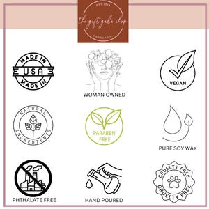 Puede incluir: Un conjunto de nueve iconos en blanco y negro sobre un fondo rosa. Los iconos representan varias caracter&iacute;sticas de una empresa de velas, incluyendo: Hecho en los Estados Unidos, Propiedad de una mujer, Vegano, Ingredientes naturales, Libre de parabenos, Cera de soja pura, Libre de ftalatos, Hecho a mano y Libre de crueldad.