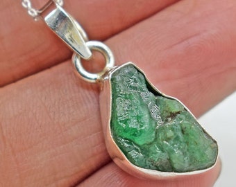 Colgante de esmeralda natural en bruto, colgante de esmeralda en bruto, colgante de piedra natural en bruto, colgante de plata 925, increíble regalo de esmeralda para ella