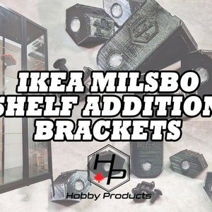 Może przedstawiać: Czarne, 3D-drukowane wsporniki półkowe do dodawania półek do szafki IKEA MILSBO. Wsporniki są zaprojektowane tak, aby pasowały do istniejących otworów w szafce. Tekst "IKEA MILSBO SHELF ADDITION BRACKETS" jest wyświetlany na czarnym tle w kolorze białym. Tekst "Hobby Products" jest wyświetlany na czarnym tle w kolorze białym.