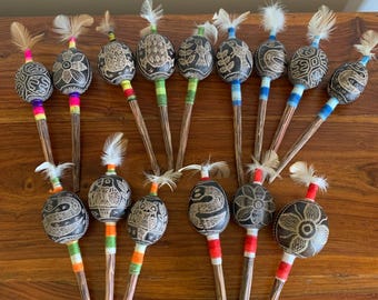 Sonaglio sciamanico Shipibo: strumento di guarigione peruviano fatto a mano