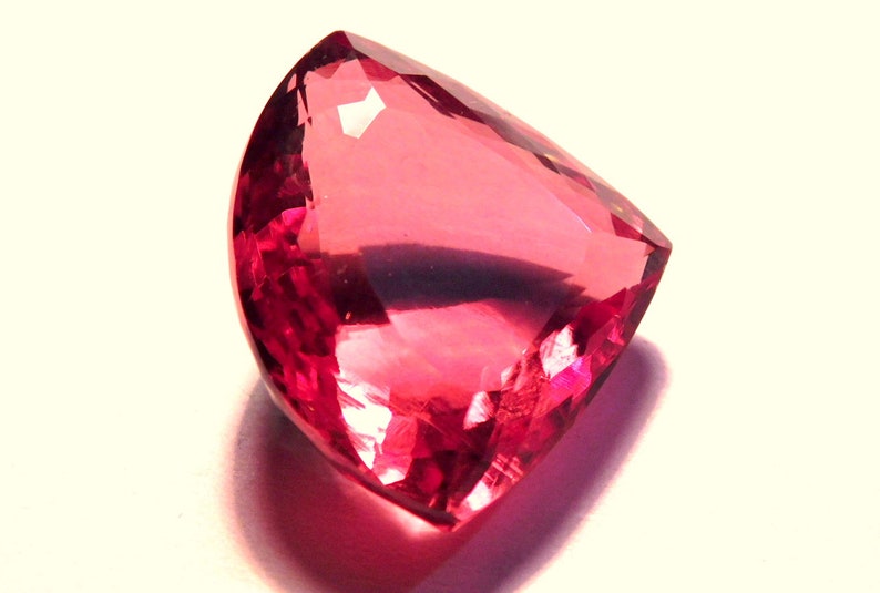 Green Color Natural Zultanite Triangle Cut 100/% Color Changing Zultanite Pink Color AAA Yellow Color Awesome Quality Attraction Piece A-1