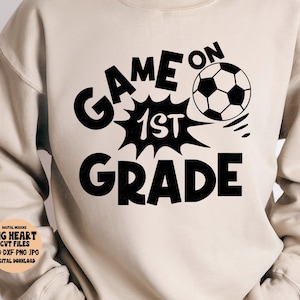 Spel op 1e leerjaar Svg, Png, Jpg, Dxf, eerste leerjaar Svg, Boy School Design, voetbal Svg, terug naar school Svg, silhouet, Cricut, sublimatie