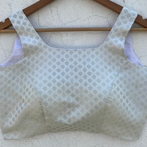 シルバーのノースリーブの既製サリーブラウススクエアネック、深い背中、フックとパッド付きで後ろ側から開閉可能