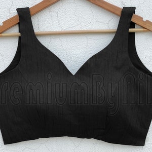 Sweetheart Zwarte zijden mouwloze kant-en-klare sariblouse Sweetheart nek diep Sweetheart achterkant te openen vanaf achterkant met haken en gewatteerde