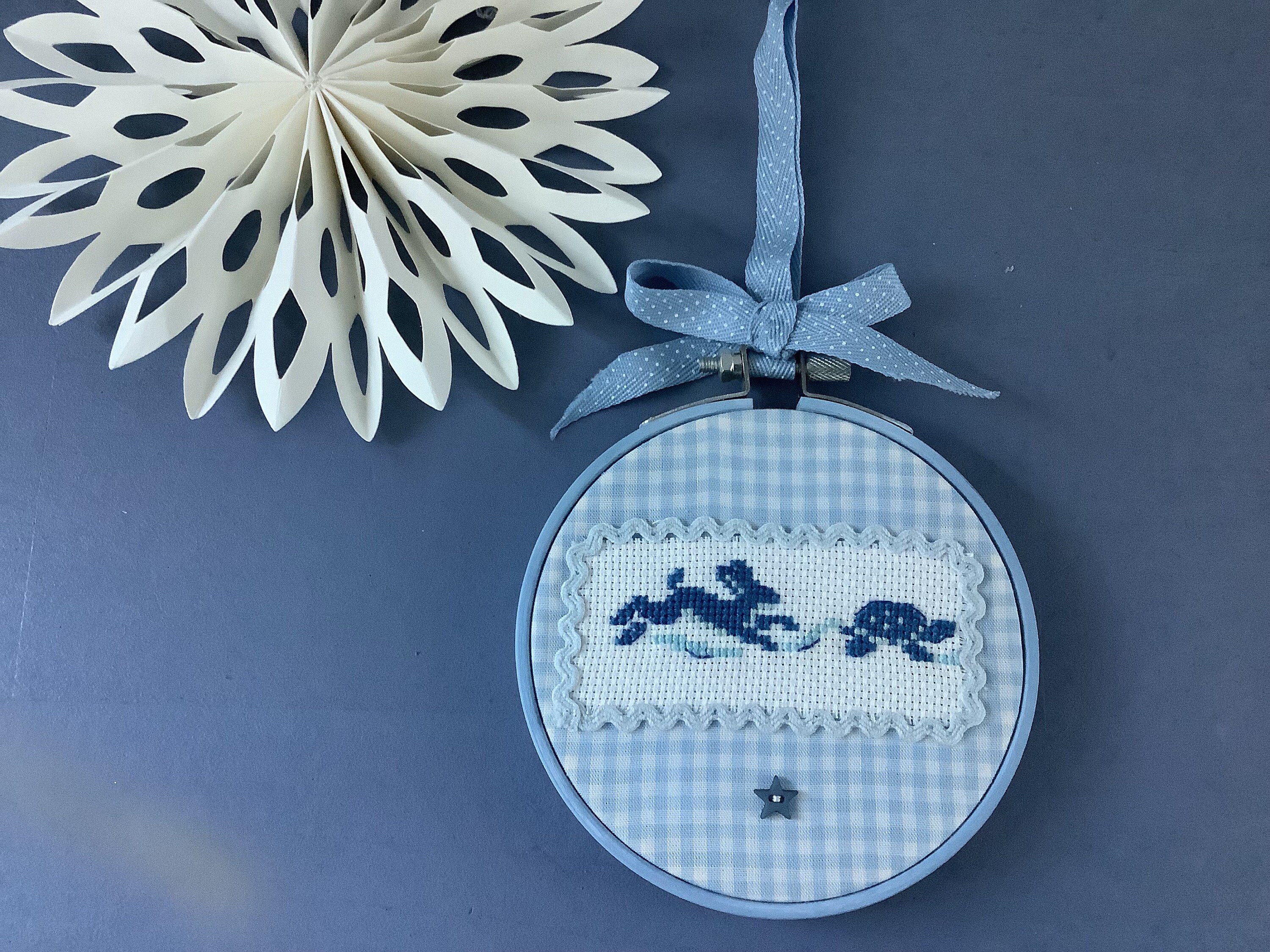 Tambour Brodé Main /Vichy Bleu /Le Lièvre et La Tortue/Cadeau Naissance /Cercle à Broder