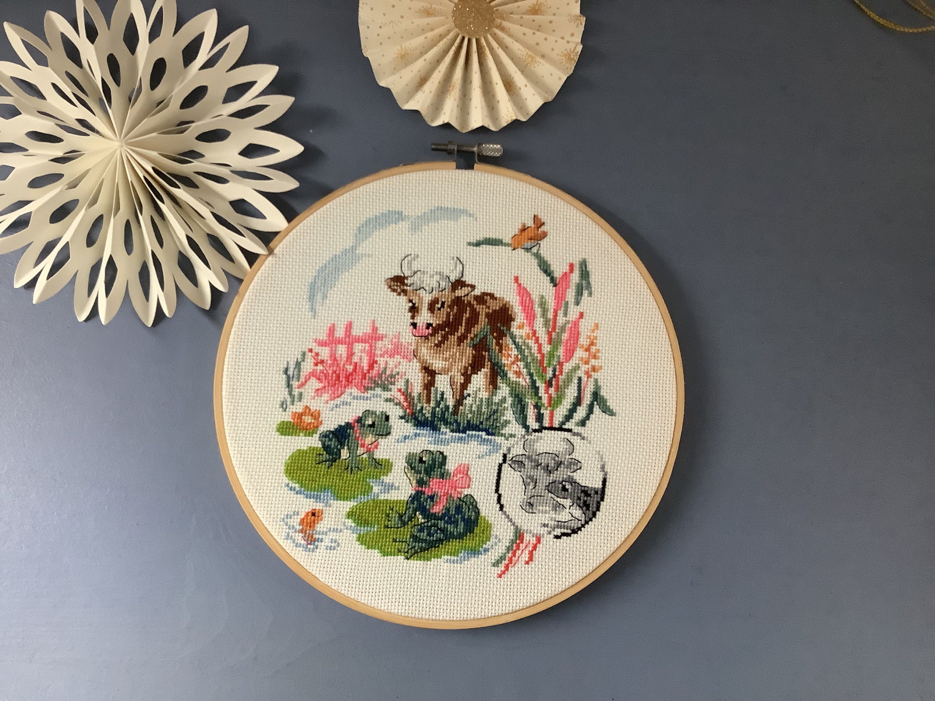 Tambour Brodé Main -Broderie Les Contes et Fables Le Bœuf La Grenouille -Décoration Murale Main