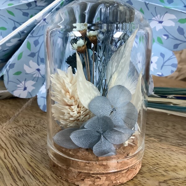 Mini cloche en verre et fleurs séchées coloris bleu et crème /Mariage,baptême,cérémonie (commande possible )