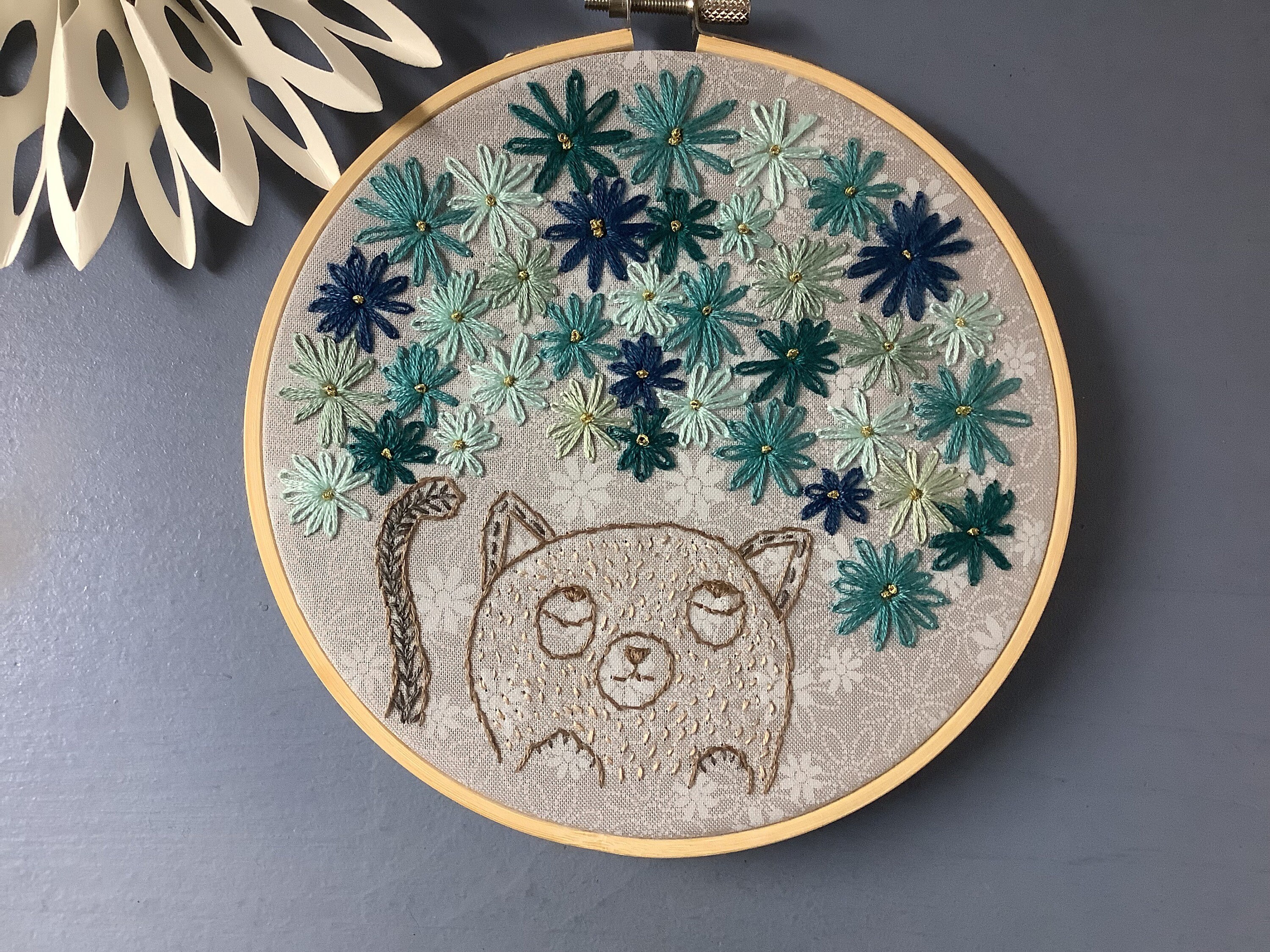 Tambour Brodé Main-Chat et Fleurs -Bleu, Vert Or-Cercle à Suspendre Main-Broderie Traditionnelle -