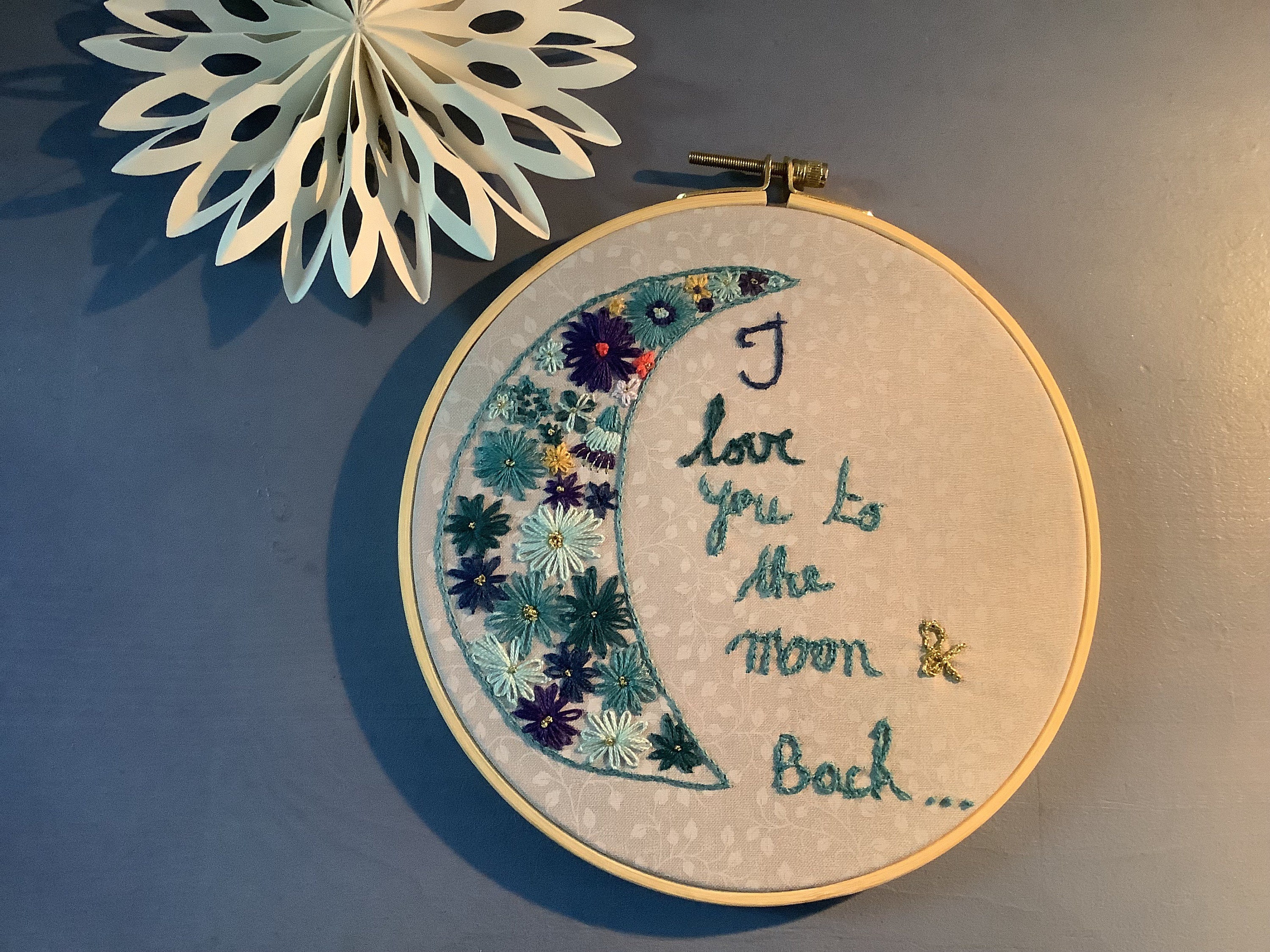 Tambour Brodé Main -Broderie Traditionnelle Encadrée Dans Un Cercle à Broder -I Love You To The Moon