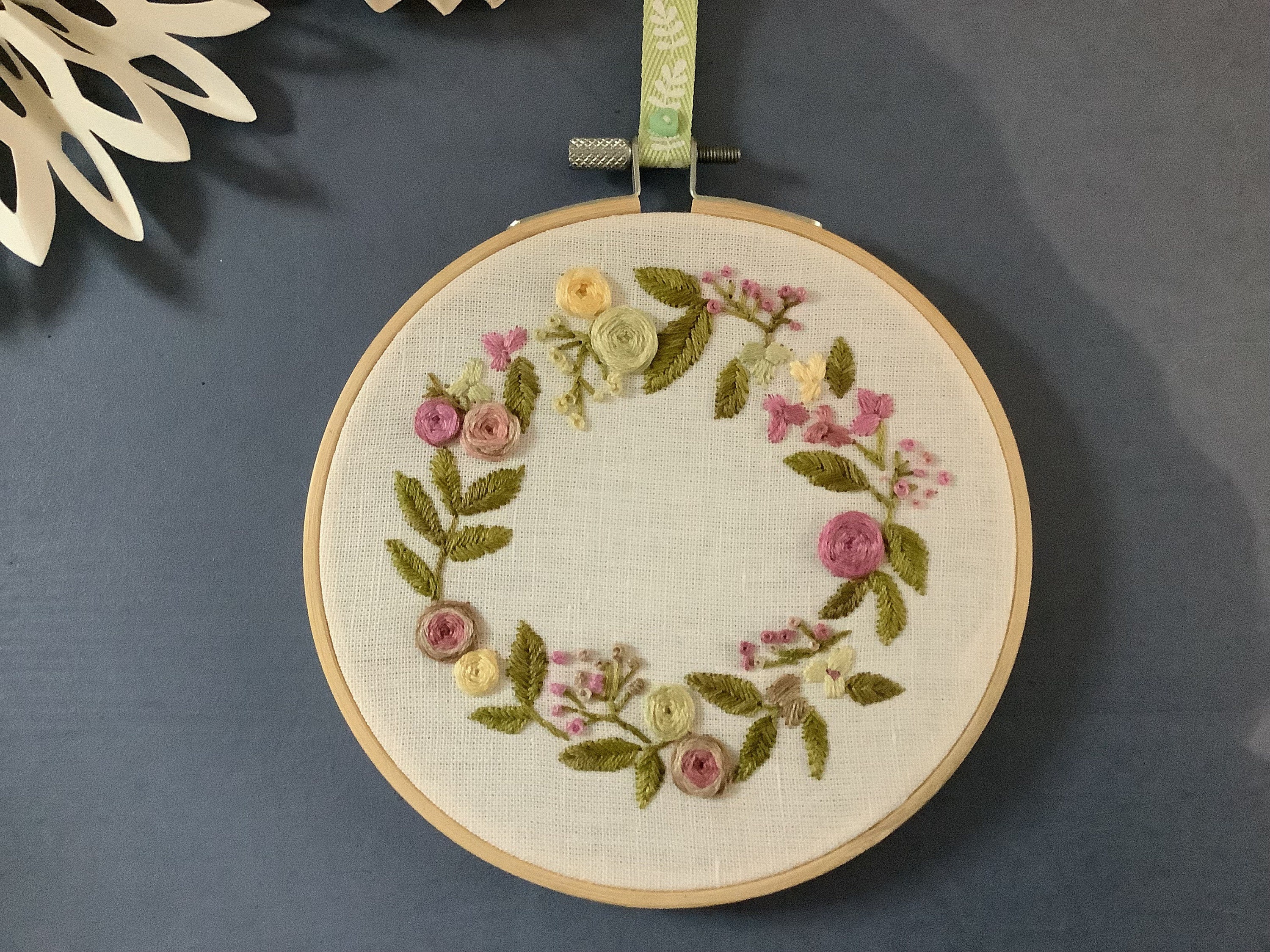 Broderie Main Encadrée /Tambour Brodé /Couronne Florale de Printemps/Fleurs/Broderie Main