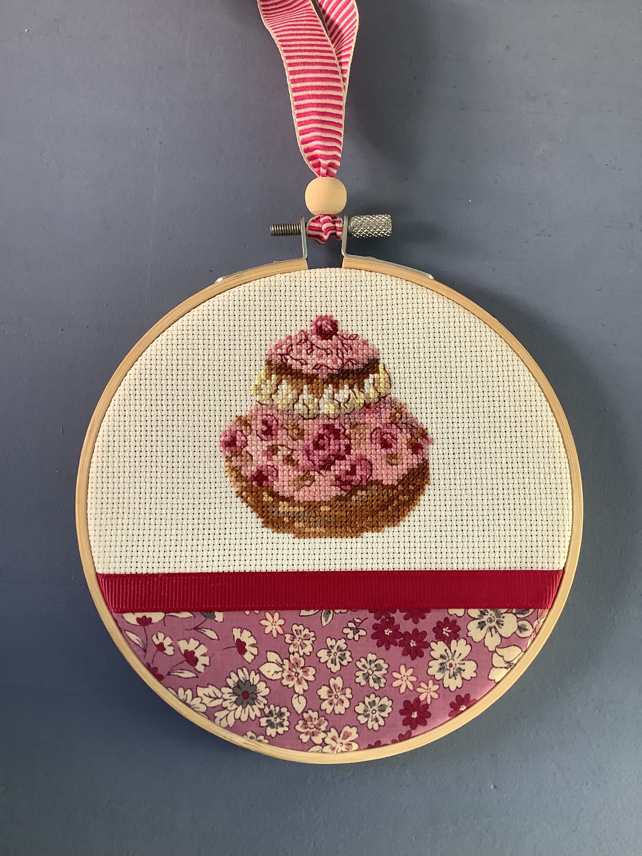 Tambour Brodé Main -Gourmandise /Religieuse -/Cercle à Broder