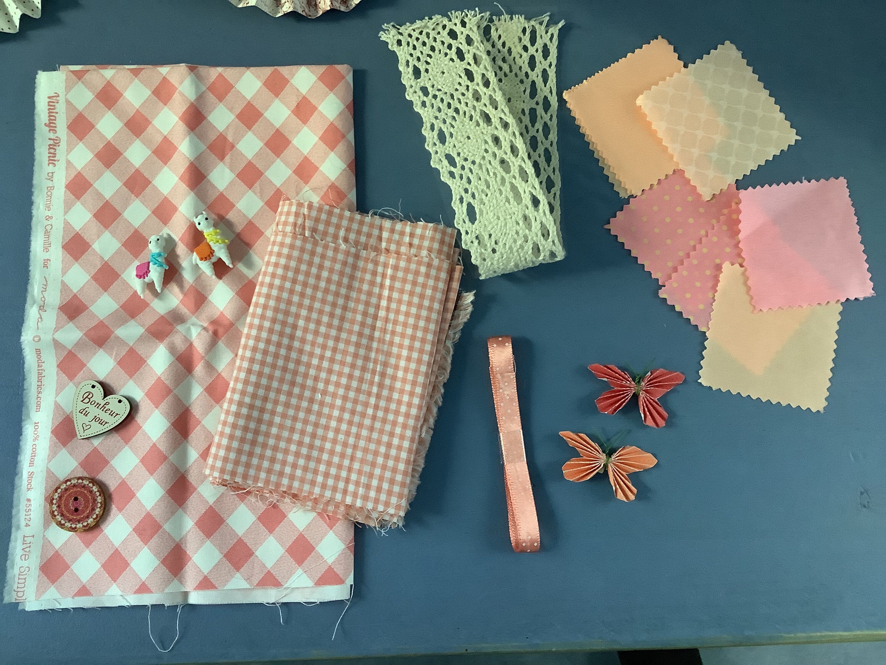 Kit de Loisirs Créatifs /Tissus Vichy Rose Orangé +Boutons +Ruban +Embellissements /Lamas /Papillons