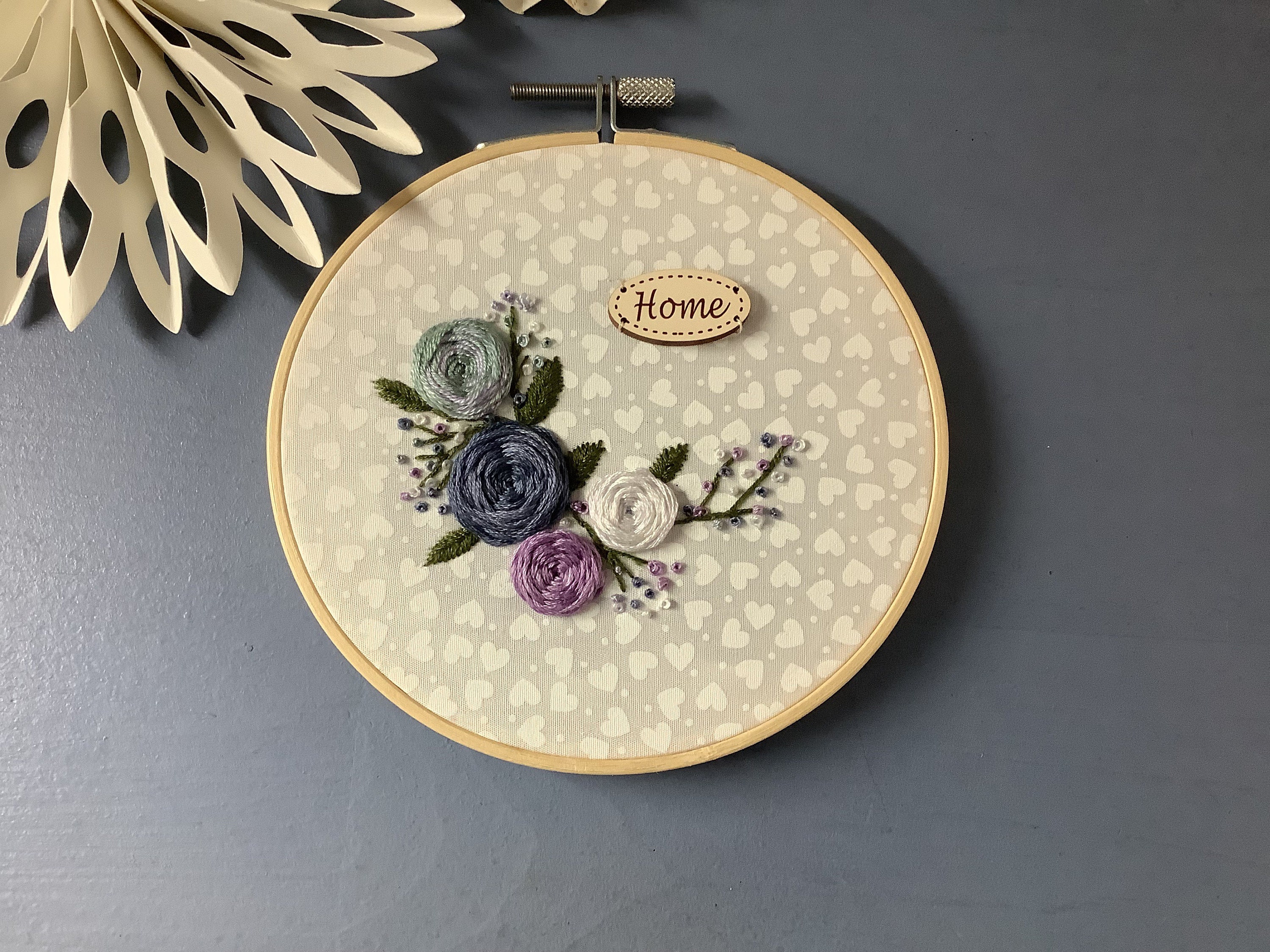 Tambour Brodé Main -Fleurs Mauve et Bouton Bois Home -Broderie Réalisée sur Tissu Ton Cœurs Blancs -