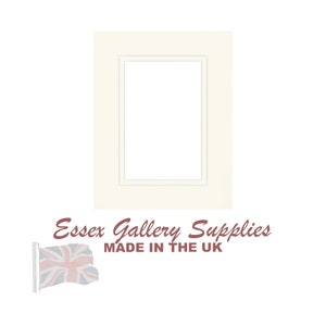 Może przedstawiać: Biała passe-partout z prostokątnym otworem na zdjęcie lub obraz. Passe-partout ma kremową ramkę. Tekst "Essex Gallery Supplies MADE IN THE UK" jest nadrukowany pod passe-partout.