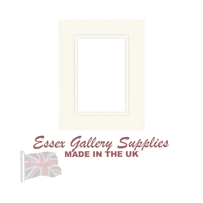 Może przedstawiać: Biała passe-partout z prostokątnym otworem na zdjęcie lub obraz. Passe-partout ma kremową ramkę. Tekst "Essex Gallery Supplies MADE IN THE UK" jest nadrukowany pod passe-partout.