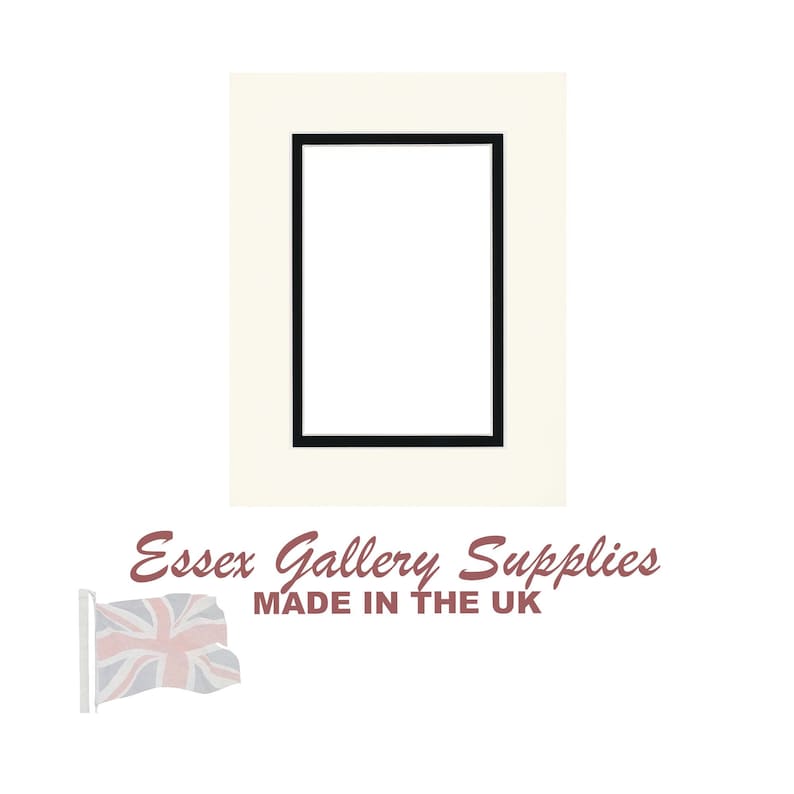Może przedstawiać: Biała passe-partout z czarną ramką wok&oacute;ł pustej przestrzeni. Passe-partout ma kremowy kolor i tekst "Essex Gallery Supplies MADE IN THE UK" jest nadrukowany pod ramką.