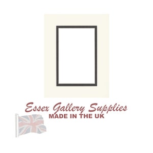 Może przedstawiać: Biała passe-partout z czarną ramką wok&oacute;ł pustego miejsca. Passe-partout ma nadrukowany tekst "Essex Gallery Supplies MADE IN THE UK".