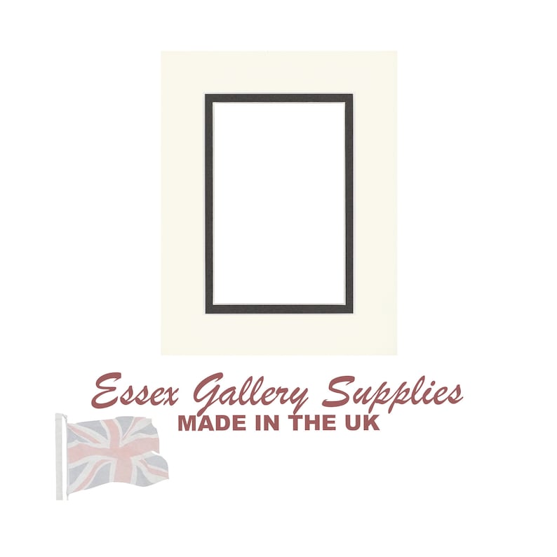 Może przedstawiać: Biała passe-partout z czarną ramką wok&oacute;ł pustego miejsca. Passe-partout ma nadrukowany tekst "Essex Gallery Supplies MADE IN THE UK".