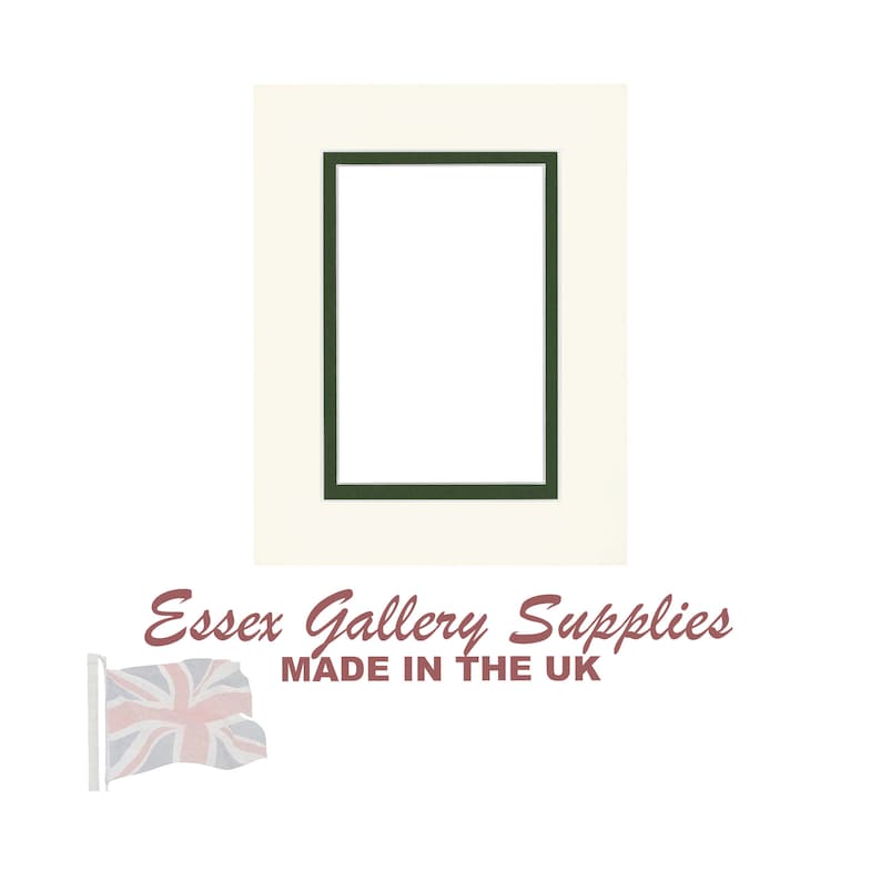 Może przedstawiać: Biała passe-partout z ciemnozieloną ramą. Passe-partout ma prostokątny otw&oacute;r na zdjęcie lub dzieło sztuki. Tekst "Essex Gallery Supplies MADE IN THE UK" jest nadrukowany pod passe-partout.