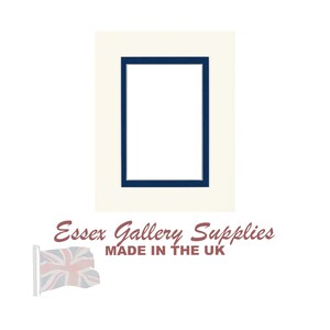 Może przedstawiać: Biała passe-partout z granatową ramą. Passe-partout służy do oprawiania dzieł sztuki lub zdjęć. Tekst "Essex Gallery Supplies MADE IN THE UK" znajduje się pod passe-partout.