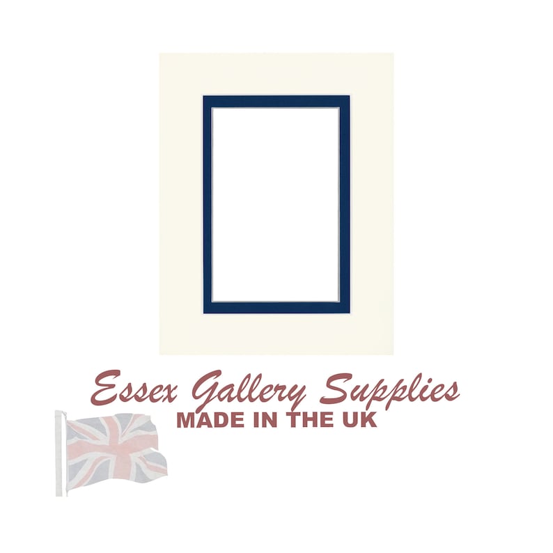 Może przedstawiać: Biała passe-partout z granatową ramą. Passe-partout służy do oprawiania dzieł sztuki lub zdjęć. Tekst "Essex Gallery Supplies MADE IN THE UK" znajduje się pod passe-partout.
