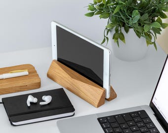 Soporte vertical de madera para portátil: Soporte ajustable para MacBook para organizar el escritorio.