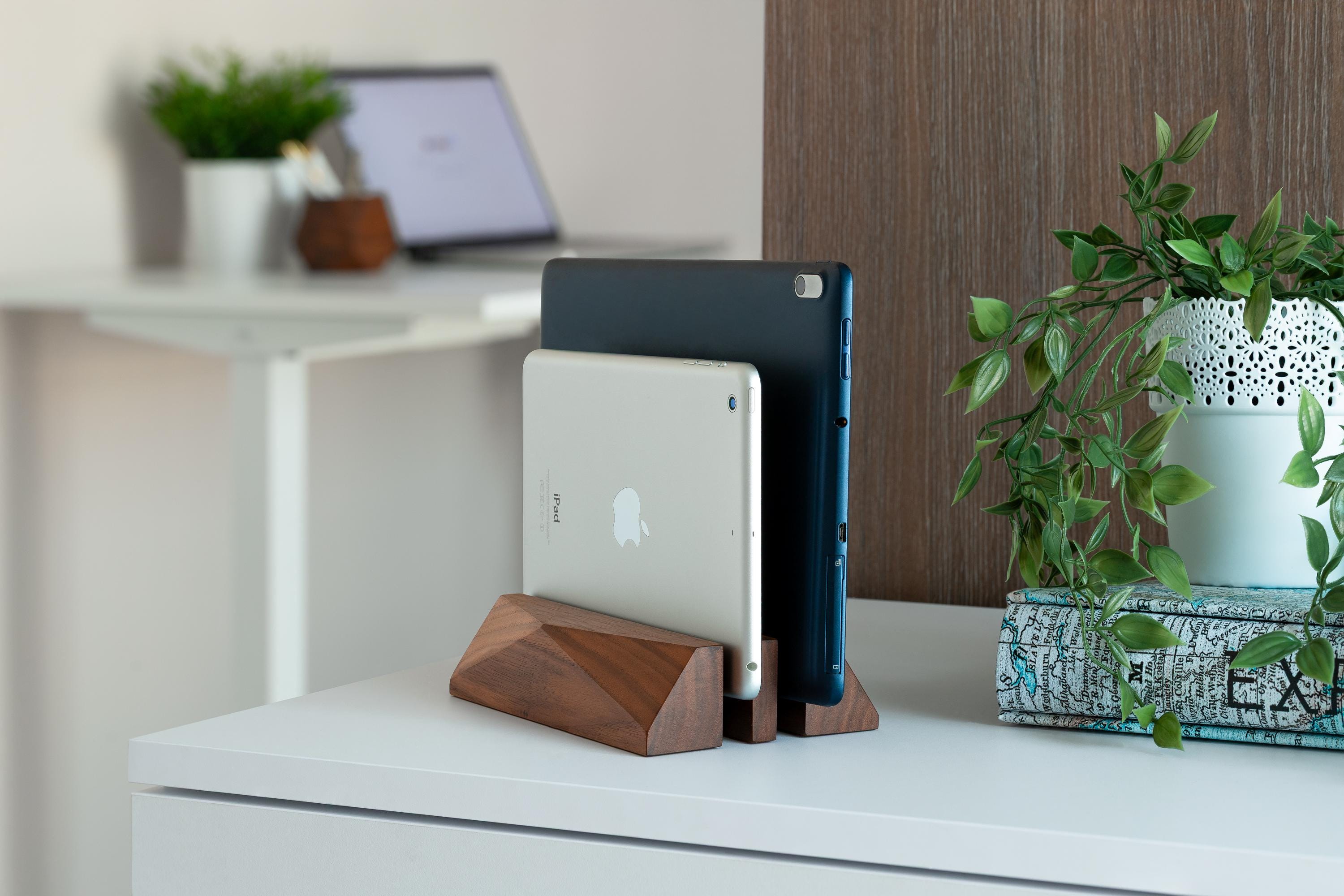 Supporto Verticale Doppio Per Laptop In Legno Di Noce – Regolabile Con Base In Metallo E Feltro Protettivo, Per MacBook E PC - 5