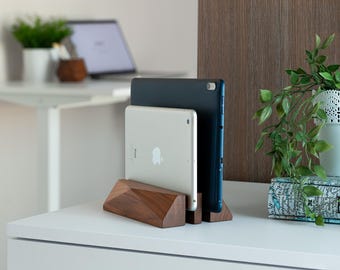 Soporte vertical para dos portátiles, base ajustable para dos MacBooks, organizador de escritorio de madera, accesorios de oficina en casa de madera maciza.