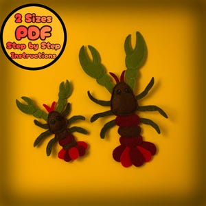 Puede incluir: Dos adornos de fieltro con forma de langosta en tonos marrón, rojo y verde sobre un fondo amarillo. Las langostas tienen pinzas, patas y aletas caudales detalladas. Un gráfico circular en la esquina superior izquierda dice "2 Sizes PDF Step by Step Instructions."