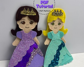 Può includere: Due bambole principesse di feltro con abiti glitterati e corone. La bambola a sinistra ha un abito viola e lavanda e capelli castani. La bambola a destra ha un abito turchese e acquamarina e capelli gialli.  Doll+Outfit PDF Tutorial +Pdf Pattern