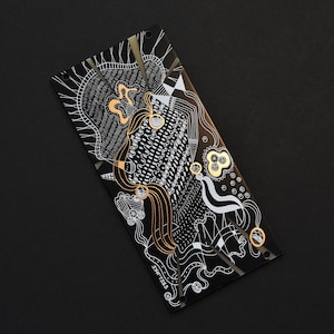 Puede incluir: Una placa rectangular con un diseño abstracto en blanco y negro con detalles dorados. El diseño presenta líneas sinuosas, puntos y formas geométricas.