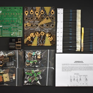 Puede incluir: Un kit para construir un módulo de sintetizador, el Chernobyletta. El kit incluye dos placas de circuito impreso verdes, una placa de circuito impreso dorada, una bolsa de componentes electrónicos, una bolsa de botones, una bolsa de potenciómetros, una bolsa de transistores, una bolsa de resistencias e instrucciones. Las instrucciones incluyen un diagrama del diseño del módulo.