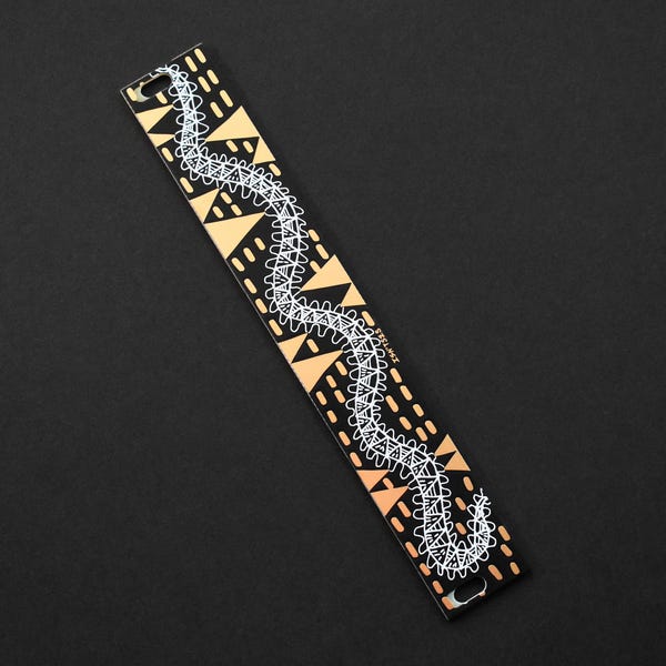 Panel en blanco Eurorack de 4 HP, diseño geométrico en PCB, accesorio para módulo de sintetizador negro y dorado, dibujado a mano.