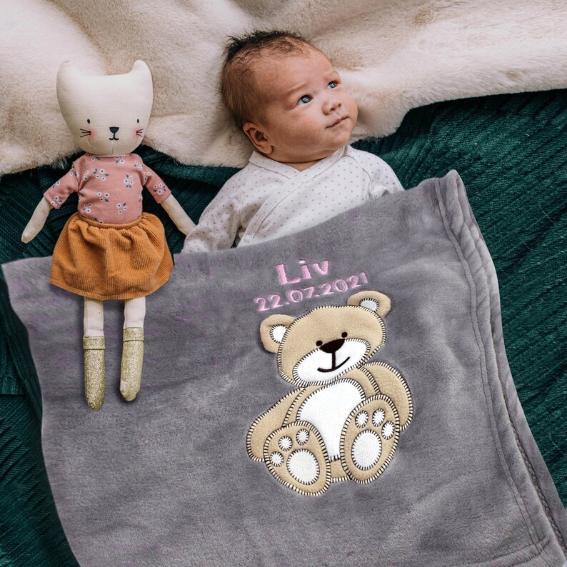 Babydecke mit Öko Tex Zertifikat bestickt mit Wunschtext Personalisierte Kuscheldecke für Baby Jungen und Mädchen I Geburt Erstausstattung Bild 9