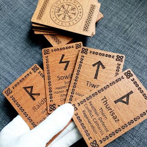 Carte runiche in legno Vegvisir, Elmo del timore reverenziale in una scatola di legno, carte scandinave per la divinazione, rune rivestite in eco-legno.