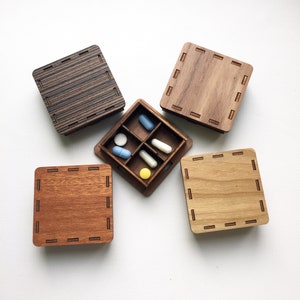 Pillenbox aus Holz für 4 Tage, kleine Taschenapotheke, niedlicher Pillenorganisator, Minipillenbox, Aufbewahrungsbox für Toilettenartikel