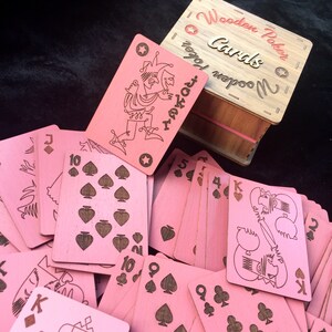 Carte da gioco di lusso in legno rosso-rosa, il regalo perfetto per la donna che ha già tutto, regalo esclusivo per collezionisti di carte da gioco uniche.
