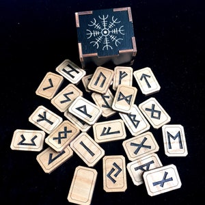 Rune en frêne dans une boîte en bois, Elder Futhark, divination divinatoire, wicca scandinave viking païen