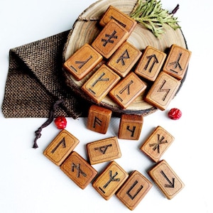 Set di 18 rune slave in legno con simbolo solare / Rune incise a mano in sacchetto di lino