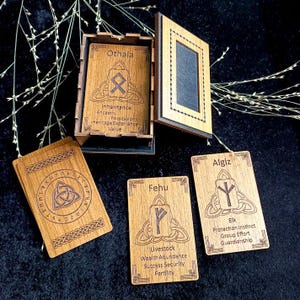 Carte runiche scandinave in legno con significato di base del nodo celtico del Futhark antico Triquetra in legno