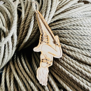 Shibari modello sospeso silhouette corda di sospensione Ornamento inciso in legno