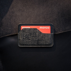 Minimalistisches Kartenetui aus Leder für Herren. Personalisierte handgemachte Kartenmappe. Kundenspezifische Schlanke Geldbörse in Schwarz. Perfektes personalisiertes Geschenk für ihn.