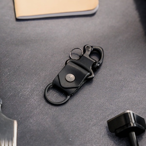 Leder Schlüsselanhänger Clip. Handgefertigt mit hochwertigem italienischem Pueblo-Leder und starken Hardware für ein Leben voller Abenteuer. Garantiert ein Leben lang.