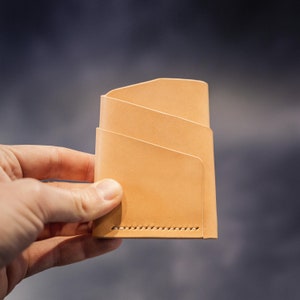 Kartenetui aus Leder - Natur. Handgefertigt aus hochwertigem italienischem pflanzlich gegerbtem Leder / recycelbare Verpackung / personalisiertes Geschenk