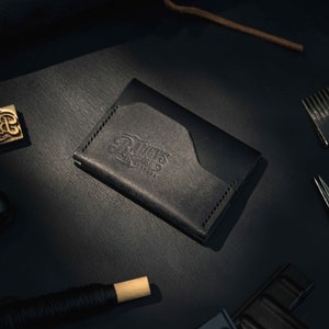 Billetera minimalista de cuero negro / Billetera de cuero personalizada hecha a mano de cuero italiano premium / Regalo de aniversario perfecto para él