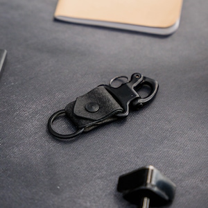 Leder Schlüsselanhänger Clip. Handgefertigt mit hochwertigem italienischem Pueblo-Leder und starken Hardware für ein Leben voller Abenteuer. Garantiert ein Leben lang.